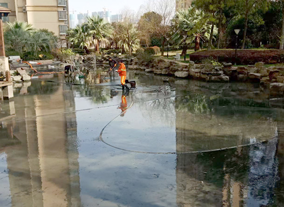 卧龙景观池淤泥清理