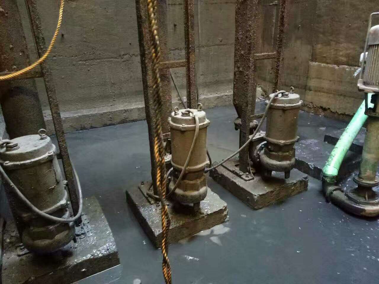 卧龙污水池清理